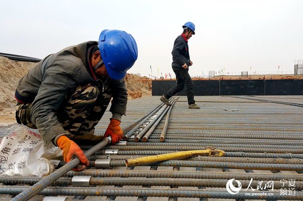 工人正在华能宁夏大坝电厂四期工程建设现场进行作业。