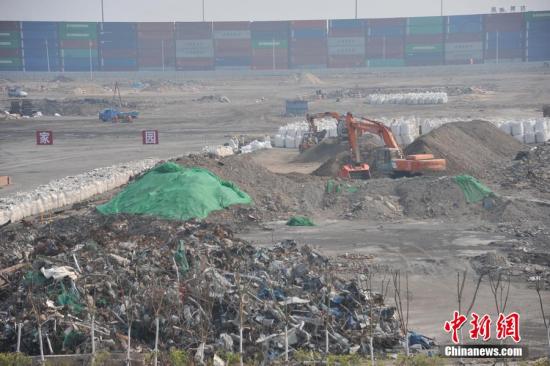 资料图：天津滨海新区爆炸核心区现场，工作人员在清理污染土壤。图片来源：CFP视觉中国