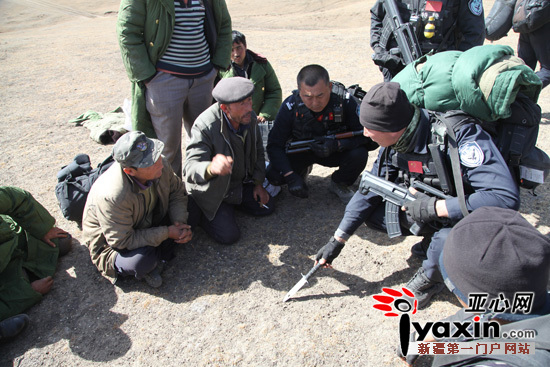 当地牧民向公安民警提供搜捕线索。