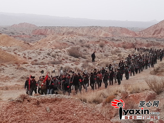 每天有上万名各族群众自发参与围堵搜捕暴徒。