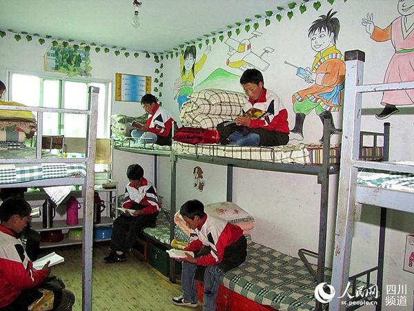 享受“两免一补”的异地育人学生在宿舍内学习。（夏雪东尔 摄）