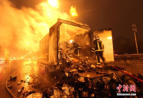 北京一邮政运输车起火 快递包裹被烧毁|快件|邮