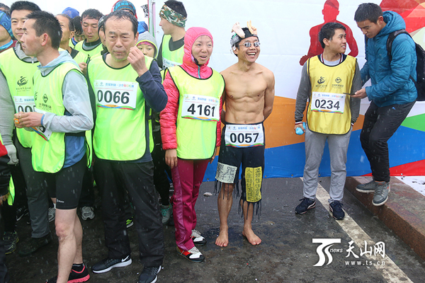 参赛选手和吴善宽合影留念。