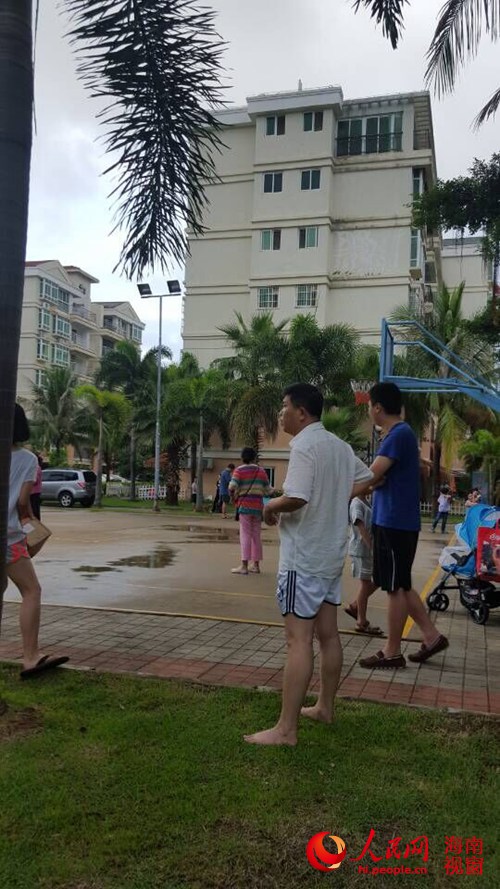 市民光着脚从高楼内跑出躲避地震
