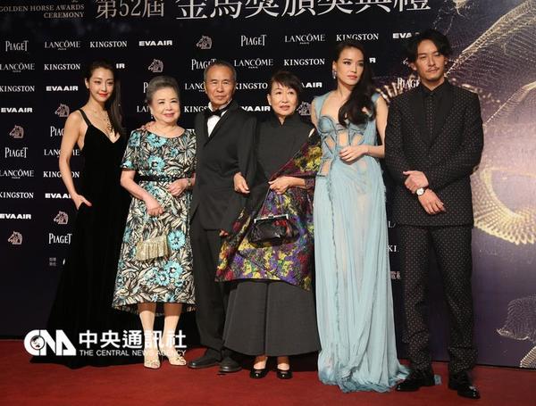 第52届金马奖颁奖典礼21日晚间在台北国父纪念馆登场 ，电影刺客聂隐娘剧组导演侯孝贤（左3）率领演员舒 淇（右2）、张震（右）等人出席走星光大道，惊艳全 场。 图片来源：台“中央社”