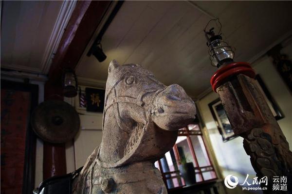 严家大院内的马帮石雕 人民网 薛丹 摄