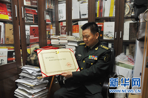 陈玉晋向记者展示“全军优秀共产党员”荣誉。韩松豫摄