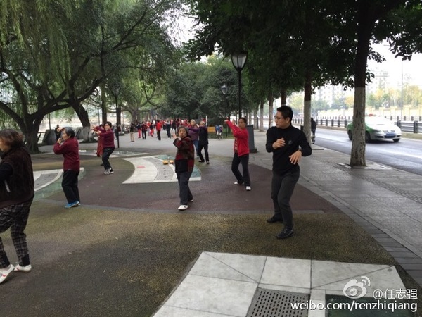 图为任志强在微博上发布的成都老人跳广场舞照片