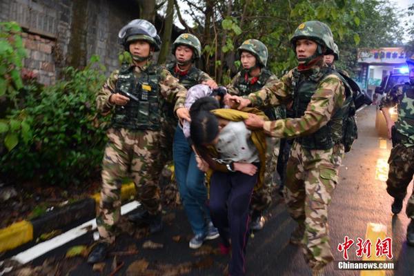 11月22日，江西上饶公安和武警上饶市支队官兵在抓捕过程中，果断击毙持枪拒捕的“11月2日晚江西上饶市枪击案”在逃主犯应某，并抓获两男一女三名嫌疑人。 图片来源：视觉中国