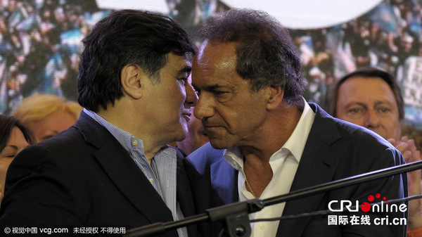 　　地时间2015年11月22日，阿根廷布宜诺斯艾利斯，阿根廷总统选举第二轮投票超过60%票箱完成计票，左翼执政联盟“胜利阵线”候选人丹尼尔·肖利在联盟总部召开发布会，承认败选。图片来源：视觉中国