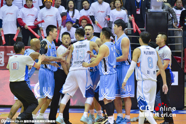 飙血!CBA火爆赛场 八一猛将遭暴击洒血|稠州|