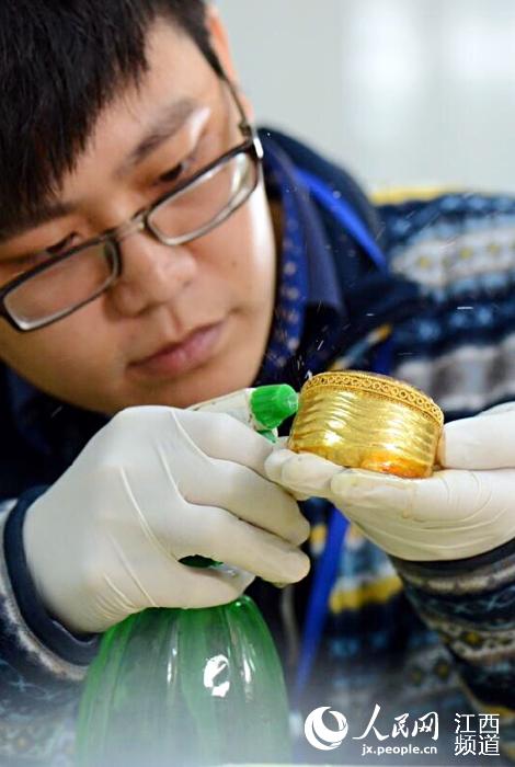 考古人员正在对西汉海昏侯墓发掘的马蹄金进行清洗（郭晶/摄）-图片版权归原作者所有