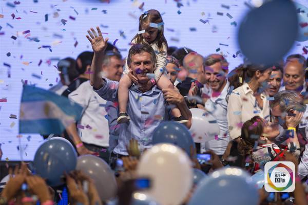 11月22日马克里在首都科斯塔萨尔格罗俱乐部竞选总部庆祝胜利。