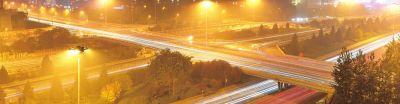 11月15日18时三元桥桥区全线通车，行驶的车灯在延时曝光下聚点成线。