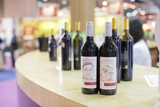 (专业画师在现场为幸运嘉宾量身绘制个性化酒标，打造独一无二的个人定制葡萄酒)