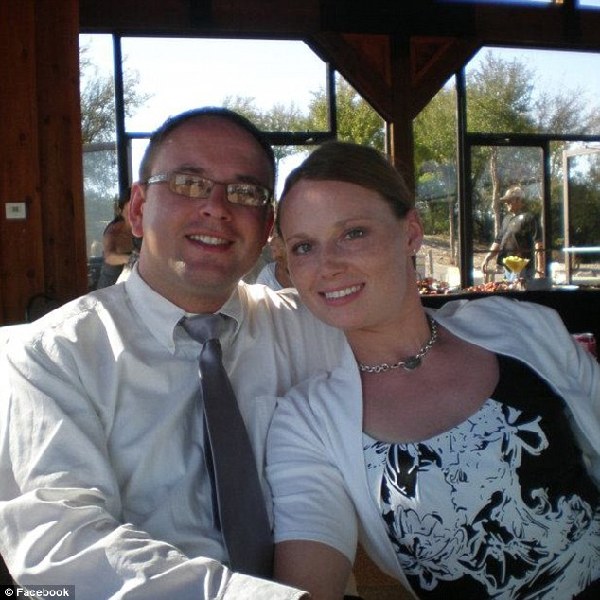 这是尤尔塞斯和丈夫的合影。