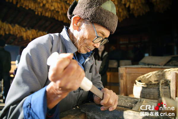 郑映海老人12岁开始做伞,已经做了70多年。