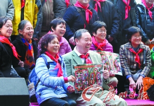 朝天小学150周年校庆活动上,老校友戴红领巾合影。(资料图片) 记者骆昌威摄