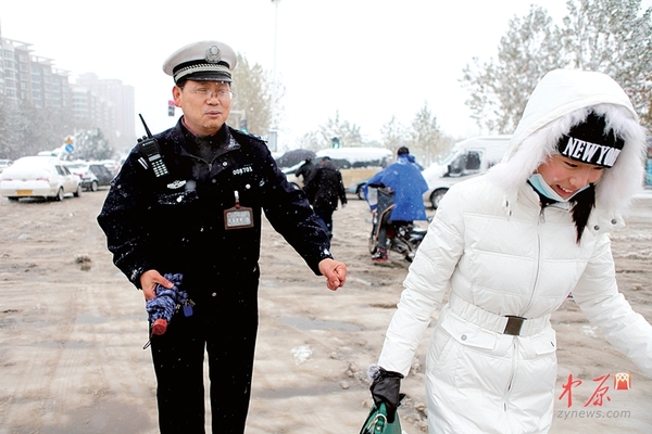 给交警送伞的姑娘 很多人被你暖化了