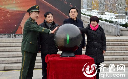 山东省委宣传部副部长刘致福,泰安市委常委、宣传部长张瑞东,2014年“榜上有名”先模人物代表何西梅、程国栋共同启动发布仪式。