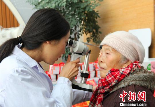 光明快车公益项目两年为120万上海老人进行