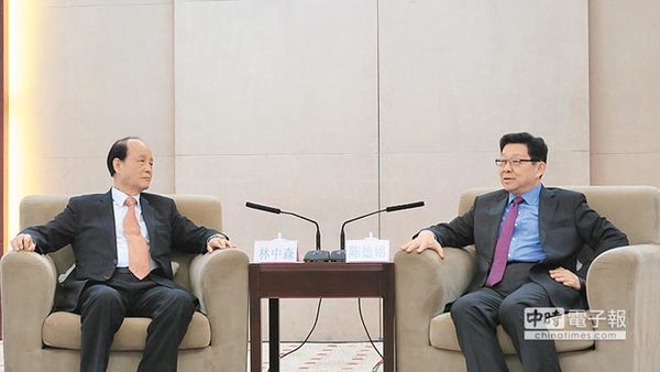 2015年4月10日，台湾海基会董事长林中森（左）与大陆海协会会长陈德铭（右）在西安进行陈林会。（记者卢素梅摄）图片来源：台湾《中时电子报》
