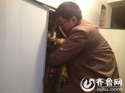 杨延坤正在检查分水箱阀门