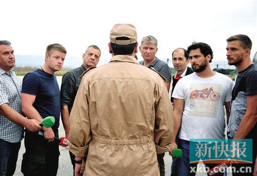 ■25日,俄罗斯获救飞行员穆拉赫丁(中)在叙利亚接受媒体采访。新华社发