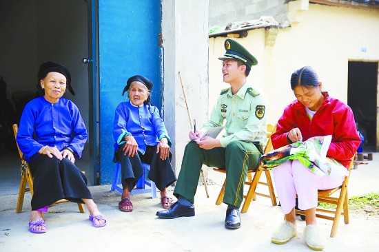 边防民警在礼茶村对少数民族群众进行普法宣传。 资料图片