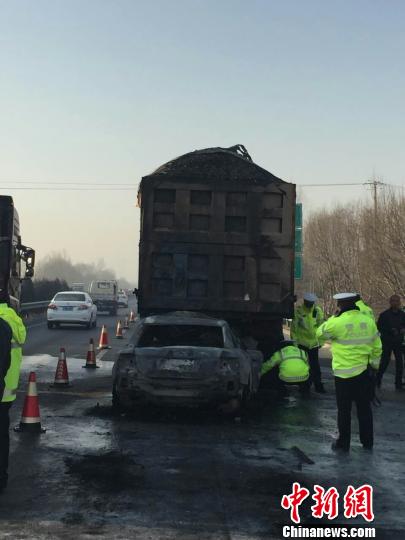 图为轿车追尾渣土车事发现场。 王羚百 摄