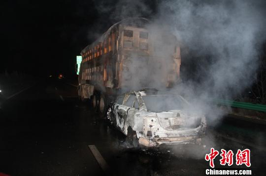 图为被拖拽致起火的奥迪车。　朱贺　摄