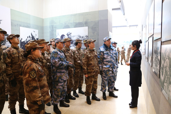 学员们参观孟良崮战役纪念馆。丁小宁 摄