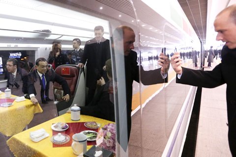 　11月25日，李克强与中东欧16国领导人共乘高铁。中新社刘震摄