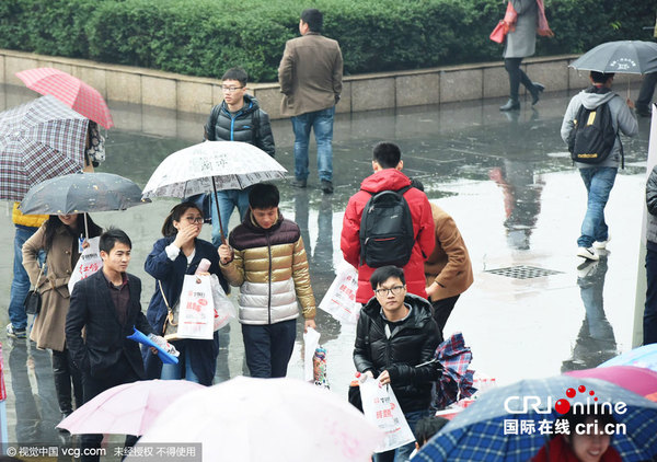 2015年11月29日，浙江省杭州市，在2016年国家公务员考试杭州一考点，考生进入考场。图片来源:龙巍/视觉中国