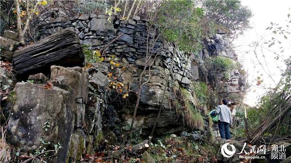 李家寨进入山顶后又用巨石垒建于孤峰危岩之顶