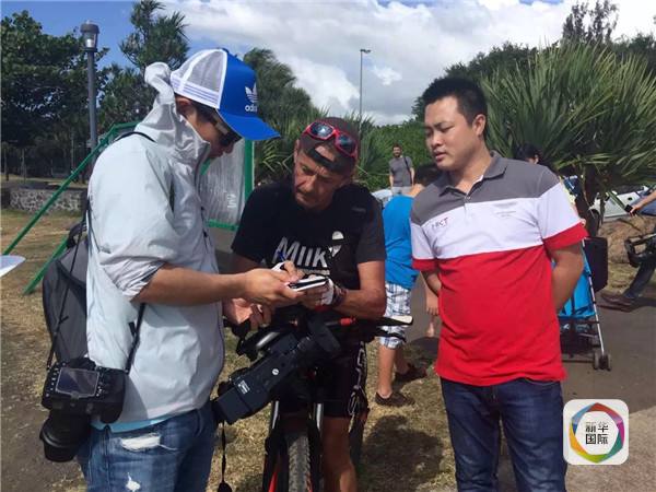 　　图为张川石（左一）在留尼汪采访当地民众。