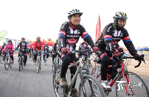 骑行爱好者在新赛道上骑行。