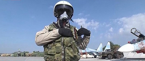 一名俄军飞行员展示他随身携带的武器和弹药。（视频截图）