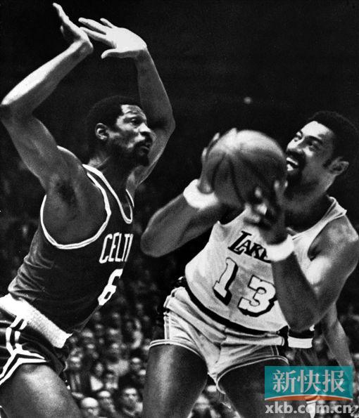 ■在1969年总决赛,拉塞尔(左)防守张伯伦。