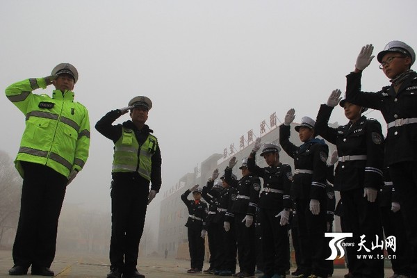 12月2日，博湖县第一小学首个“小交警社团”正式成立，30余名小学生在大雾天气中认真学习交通指挥手势。
