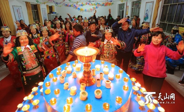 伴随着悠扬激昂的马头琴声，农牧民群众围聚祖鲁灯，载歌载舞。