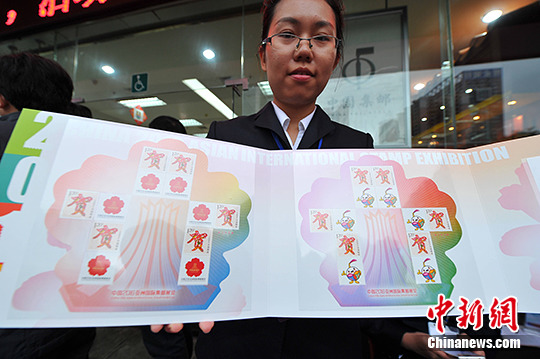 12月2日，工作人员在展示广西邮政部门同步发行的系列纪念邮品。  胡雁　摄