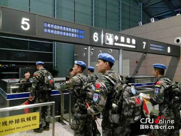 维和队员接受安检准备登机(摄影:付晓飞)