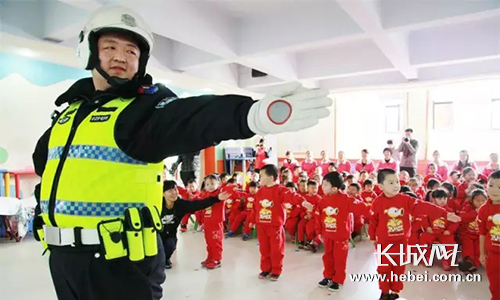 河北省各地举行122全国交通安全日集中宣传活