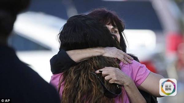 　　枪击发生后，两名康复中心的工作人员拥抱彼此，互相给予安慰和鼓励。