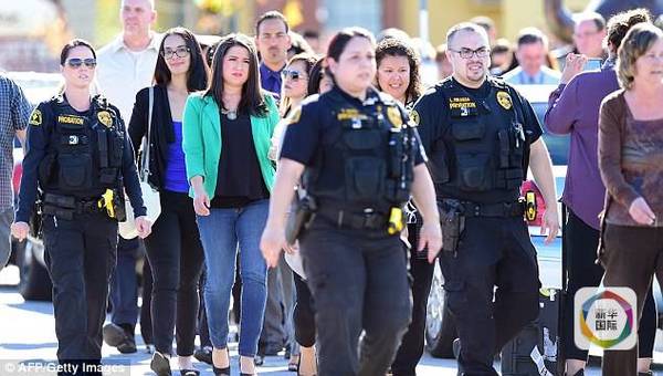 200多名康复中心员工得到疏散，他们在警方引导下前往等待区域，等待被接往安全地点。