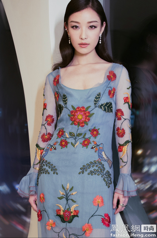 倪妮亮相年度先生盛典 肤白似雪妩媚迷人_凤凰时尚