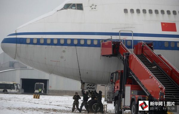 图为侦察组进行机舱侦查。