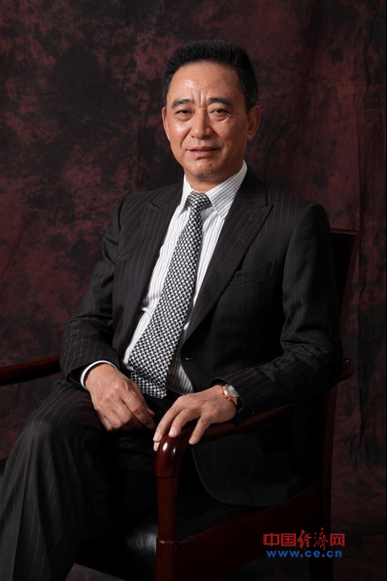 　　宏达集团官网主席简介一栏的刘沧龙照片