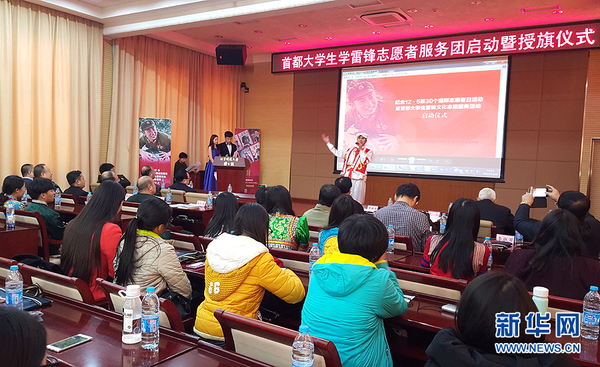 活动现场，高爱佳演唱歌曲《东方红》。李朋芳 摄